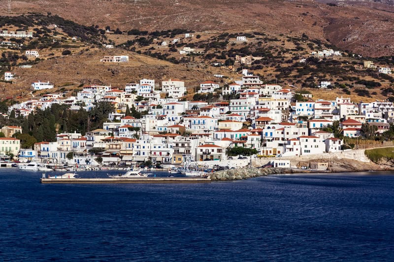 Scopri spiagge incantevoli e colline lussureggianti ad Andros