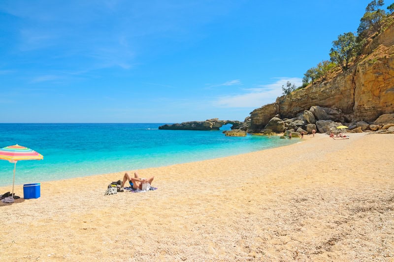 Turismo tra le meraviglie di Cala Biriola in Sardegna