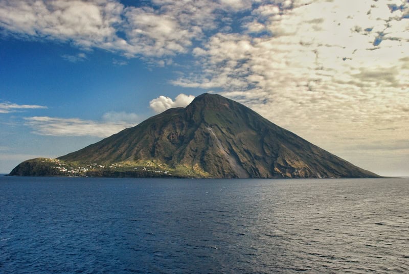 Turismo tra le onde di Stromboli in Sicilia