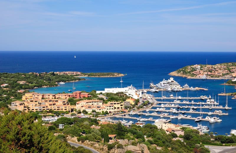 Turismo sulle spiagge di Porto Cervo durante un viaggio in Sardegna