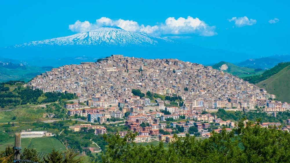 Villaggi italiani nascosti e incantevoli. Un’esplorazione affascinante dei luoghi più suggestivi 2 sizilien die stadt gangi mit dem etna im hintergrund 23313380 e0bf 4ac1 af9c 34956a211938