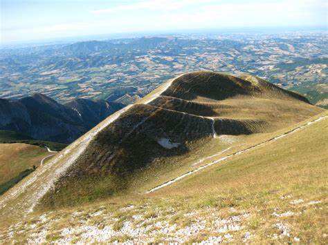 Esplorazione e meraviglie del Monte Catria. Turismo nelle Marche 17 Esplorazione e meraviglie del Monte Catria. Turismo nelle Marche