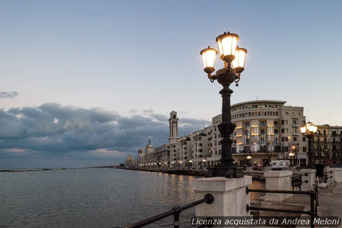 Previsione Meteo Bari: Nuvolosità e Rovesci, Seguiti da Schiarite e Vento
