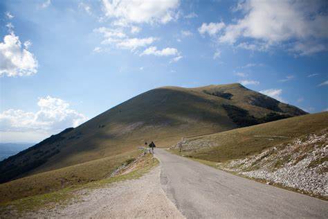 Esplorare i misteri nascosti del Monte Cucco in Umbria con turismo sostenibile