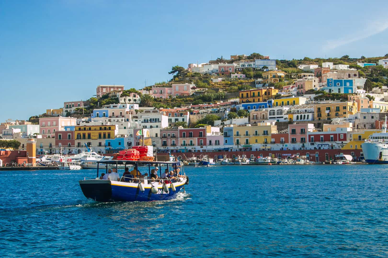 Scopri Ponza tra mare cristallino e ricchezza storica con un viaggio low cost 29 Scopri Ponza tra mare cristallino e ricchezza storica con un viaggio low cost