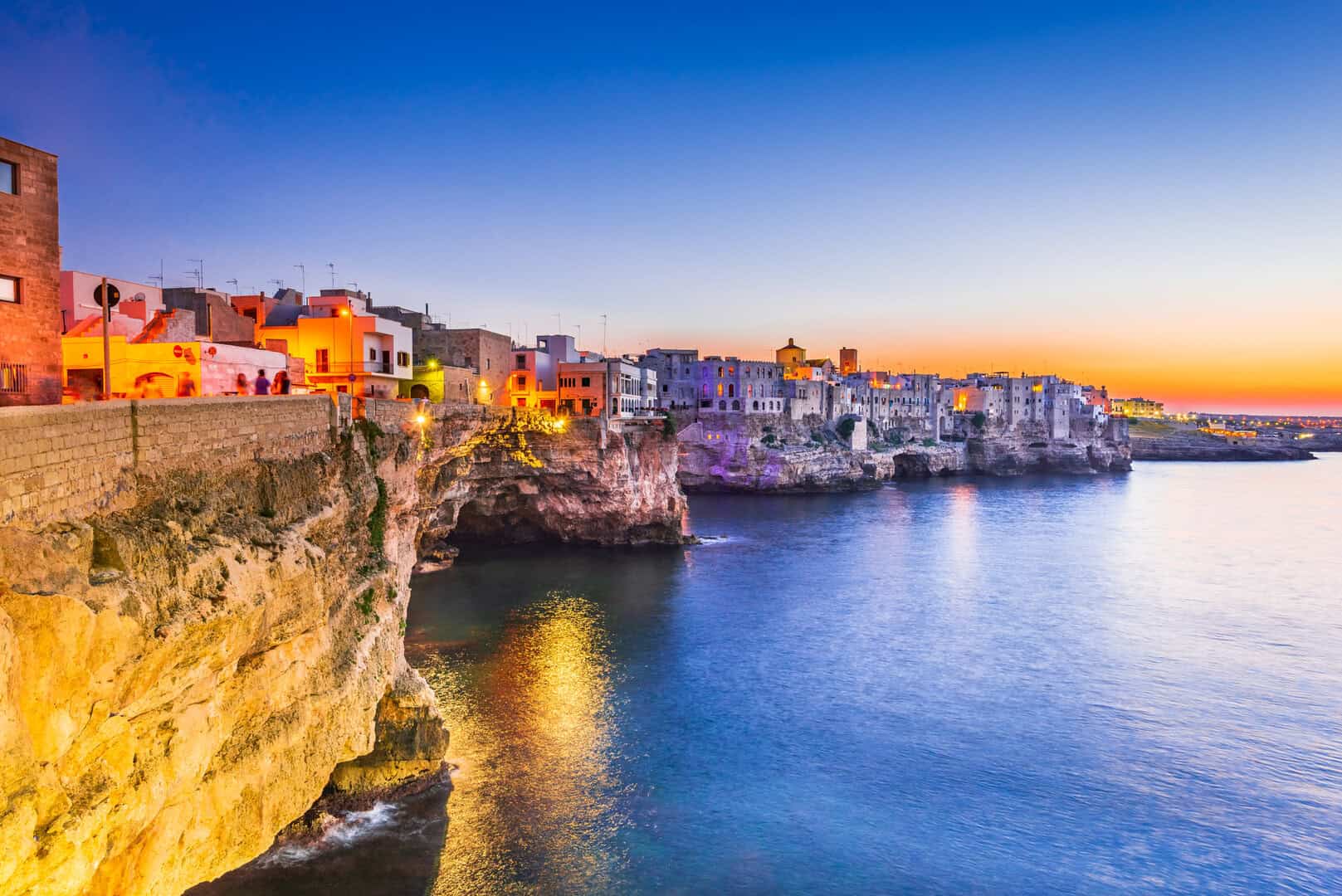 Esplora le storiche spiagge di Polignano a Mare in Puglia. Turismo accessibile