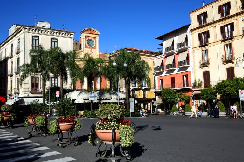 Turismo tra la storia e le scogliere di Sorrento 9 Turismo tra la storia e le scogliere di Sorrento