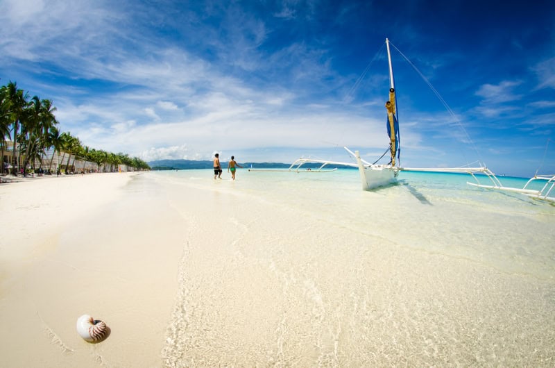 Vacanza tra le spiagge di sabbia bianca di Boracay nelle Filippine
