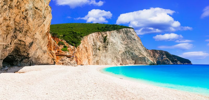 Turismo tra le spiagge di sabbia bianca a Lefkada in Grecia
