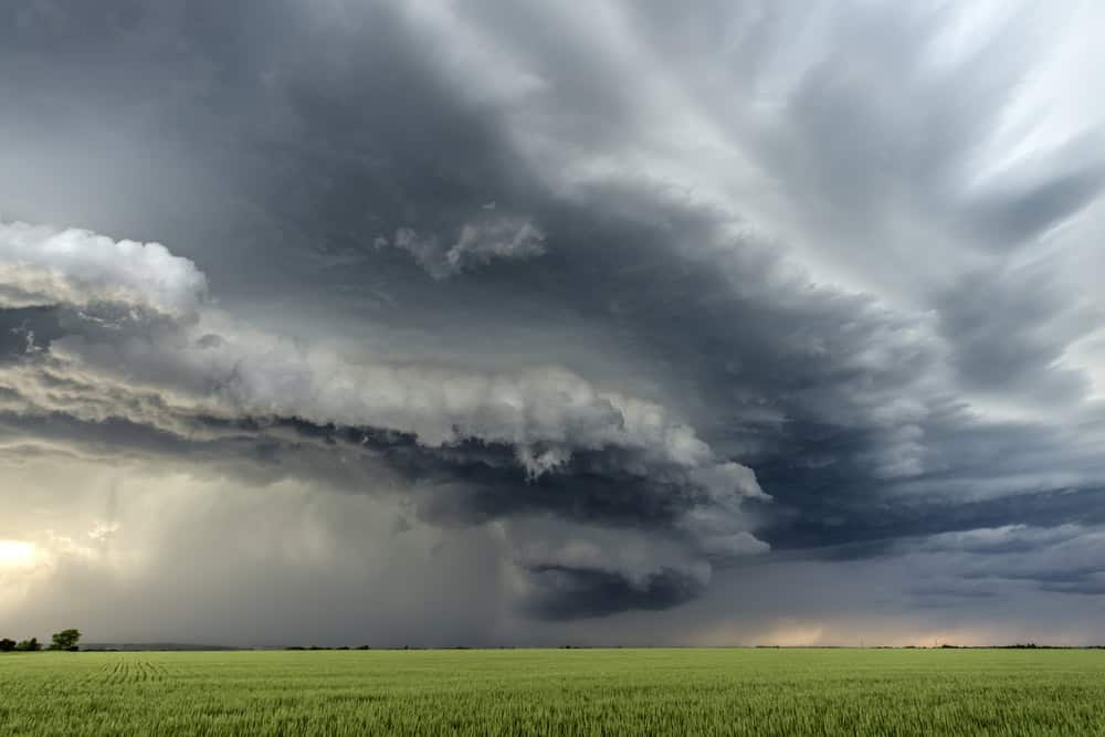 Meteo con nuovi forti temporali nel Nord Italia. Nubi inquietanti. Video meteo