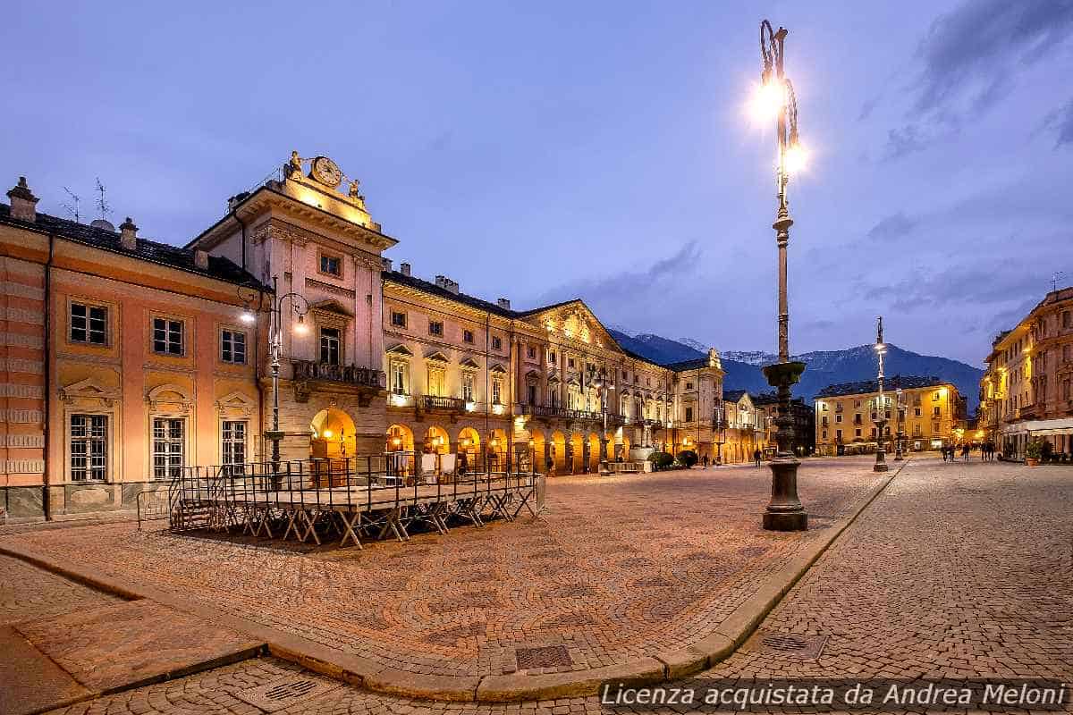 Meteo Aosta: Vento e Nuvole Sparse, Schiarite in Arrivo