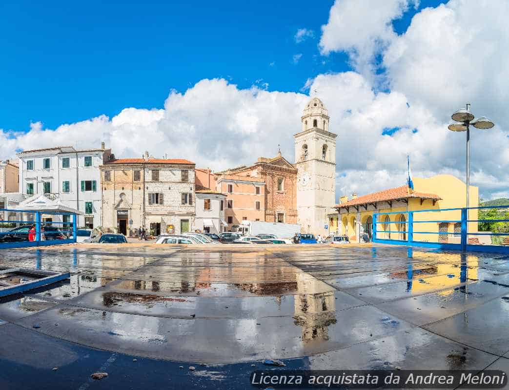 Meteo Ancona: Nubi e Piovaschi Domani, Vento Forte, Schiarite in Arrivo