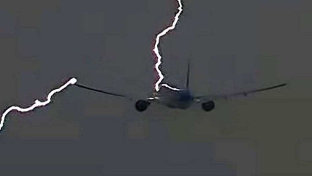Cosa accade quando un fulmine colpisce un aereo?