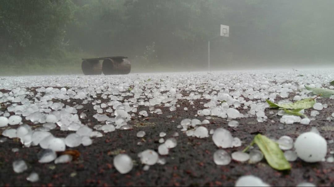 Fenomeni meteo estremi: perché i chicchi di grandine possono essere grandi come palline da tennis?