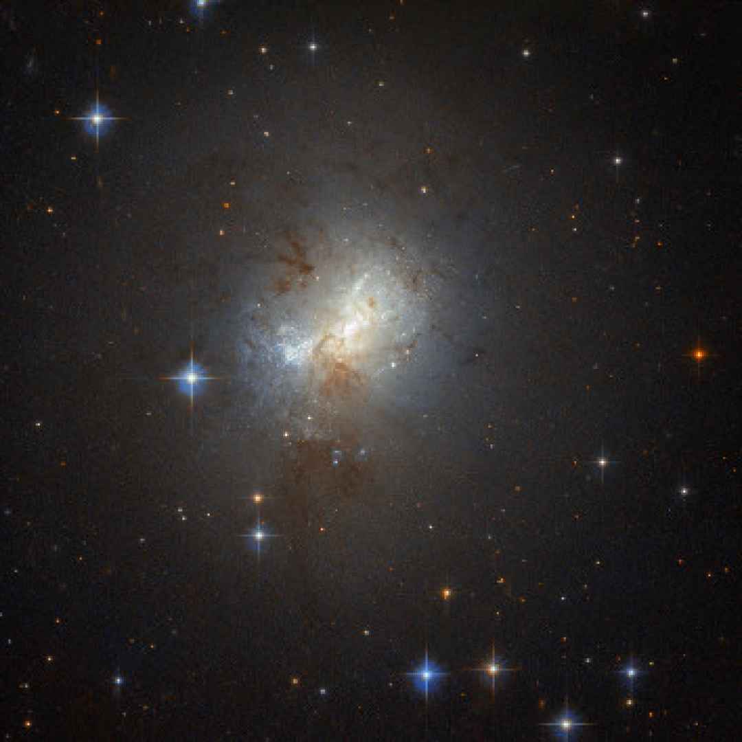Hubble indaga su un possibile reperto dell’universo primordiale con il telescopio spaziale 2 R