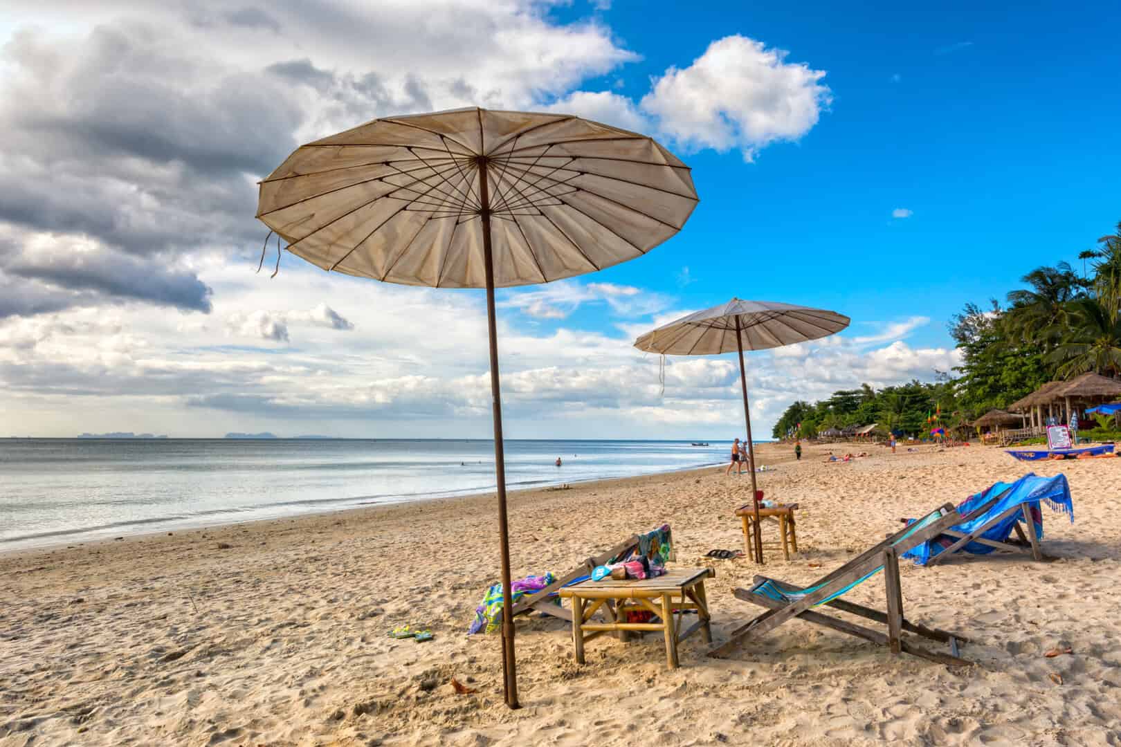 Esplora le incantevoli spiagge di Koh Lanta in Thailandia con un viaggio low cost 2 dreamstime m 107176487