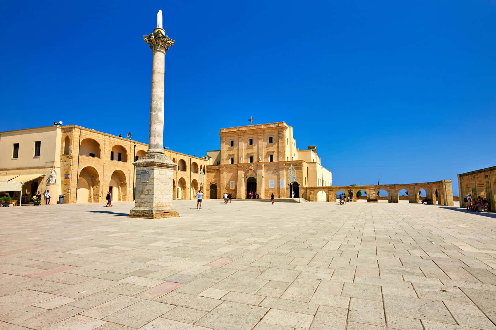 Esplora le meravigliose spiagge di Leuca tra mare e storia con turismo low cost