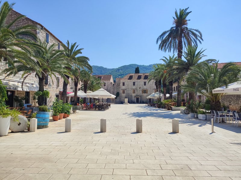 Vacanza a Hvar in Croazia, tra mare cristallino e movida