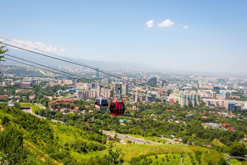 Viaggio a tra montagne e tradizione kazaka