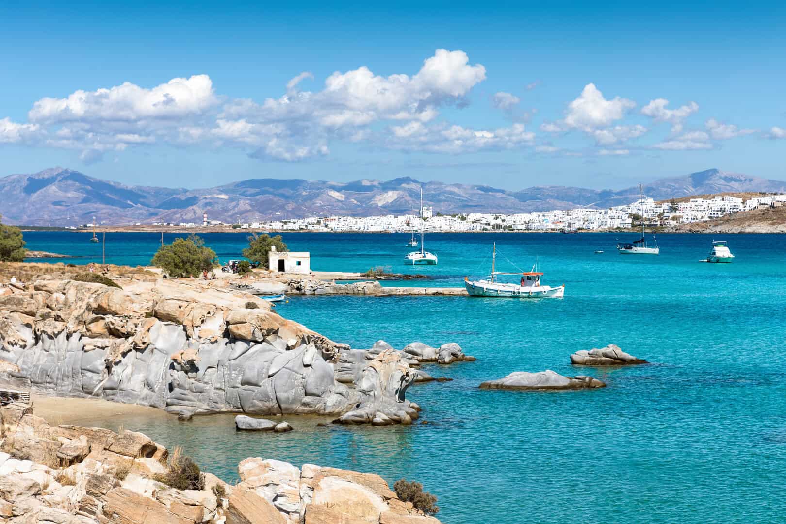 Esplorazione di vicoli bianchi e spiagge dorate durante un viaggio a Paros 2 dreamstime m 121429951