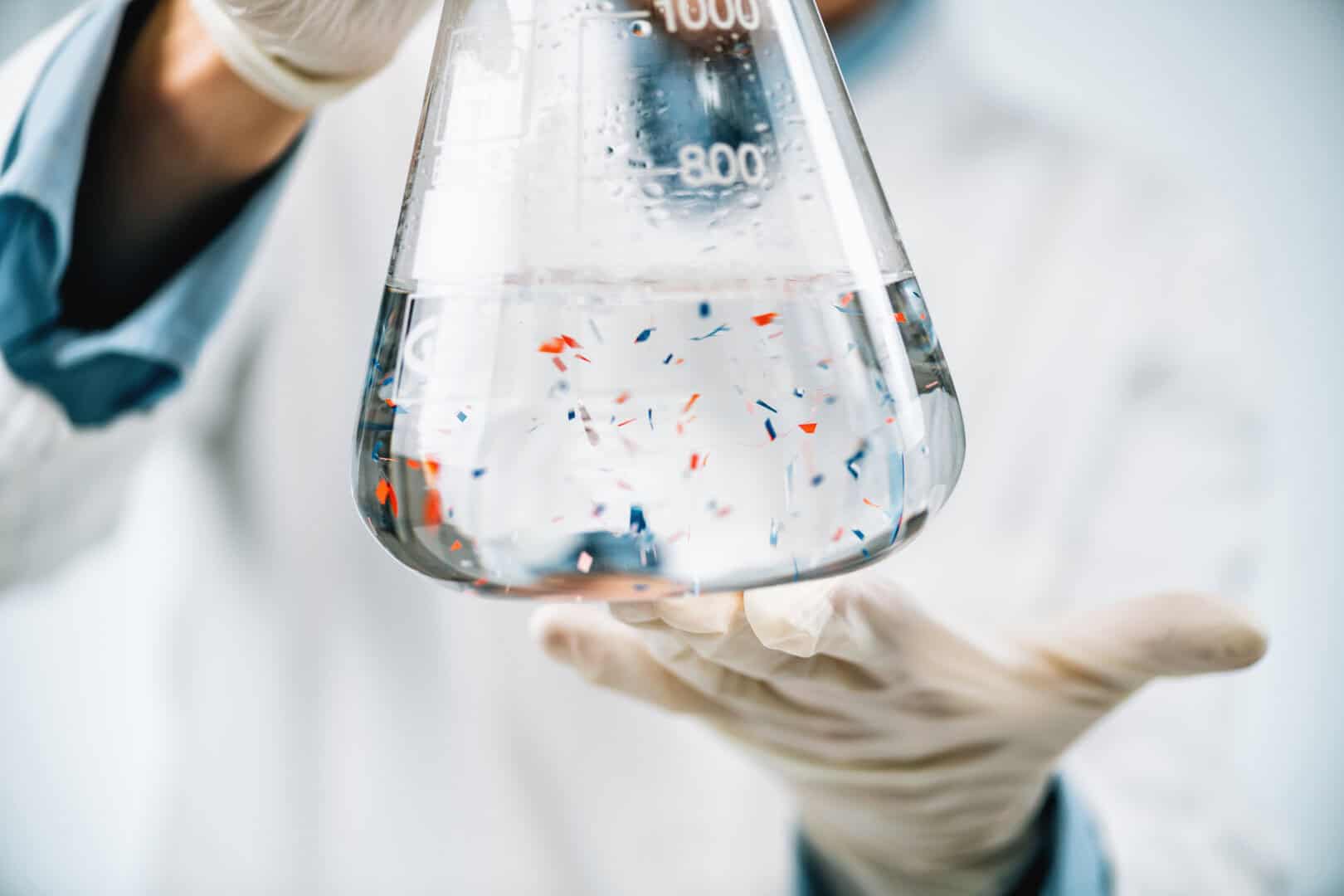 Esperti chiedono trattato mondiale sulle microplastiche. Urgente agire prima che sia tardi