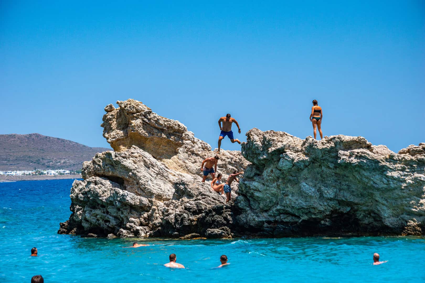 Esplorando le magie delle spiagge e grotte di Kythira in Grecia 2 dreamstime m 249989065