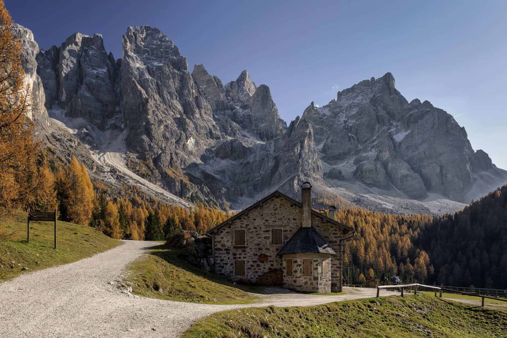Esplorazione delle malghe e degustazioni di prodotti locali durante il turismo autunnale
