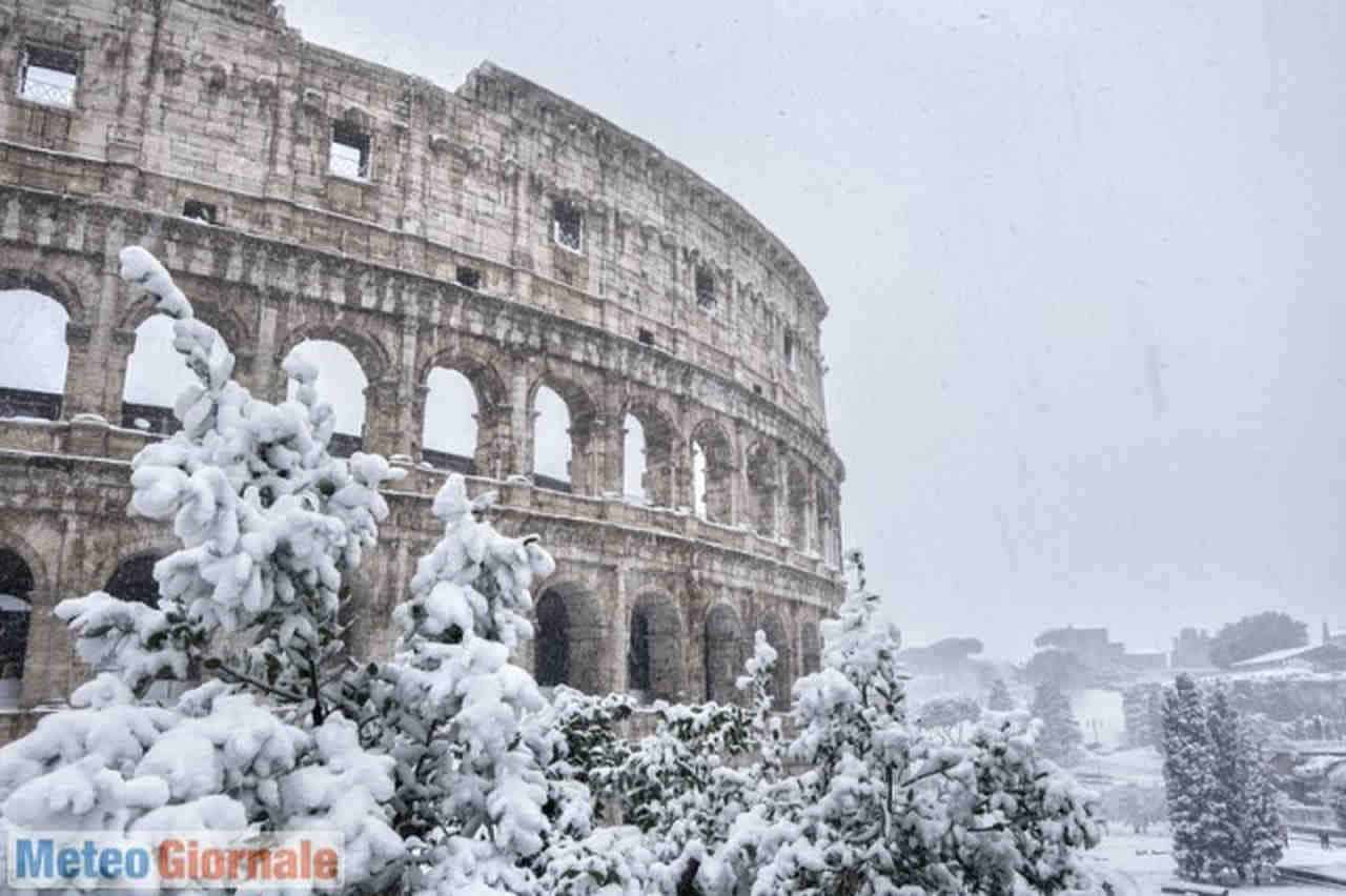 Neve a Roma: fontane ghiacciate e strade imbiancate, il meteo che sorprende 4 colosseo roma neve