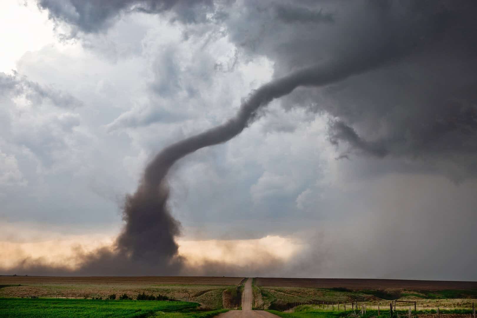 Meteo, non solo vento e pioggia: gli Uragani possono scatenare Tornado devastanti