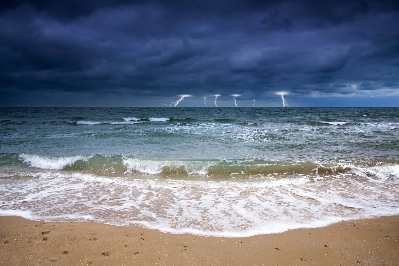 Meteo, mare caldo e Tempeste in agguato: il rischio di una fase estrema