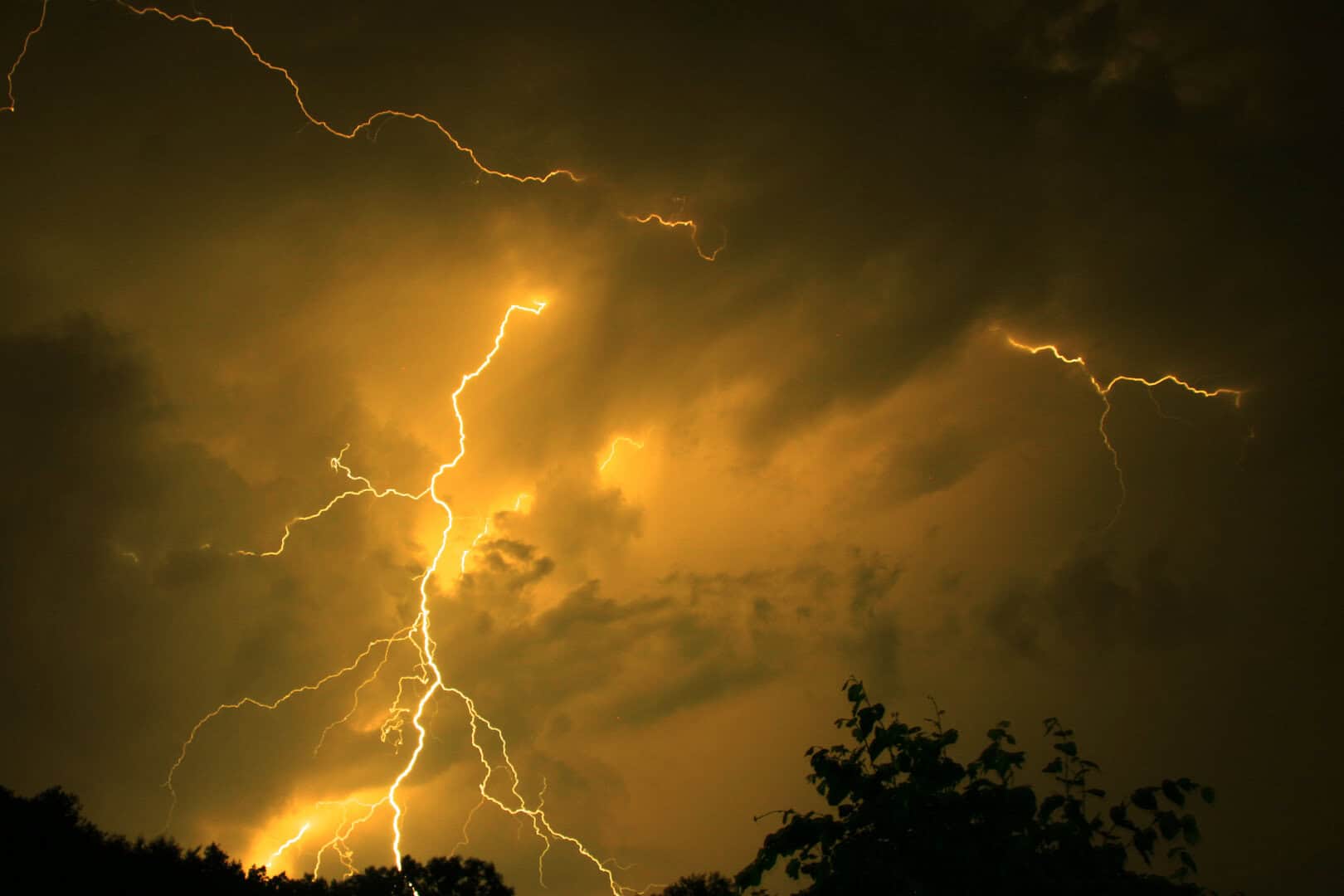 Meteo, allarme dallo spazio: i Fulmini liberano elettroni Killer