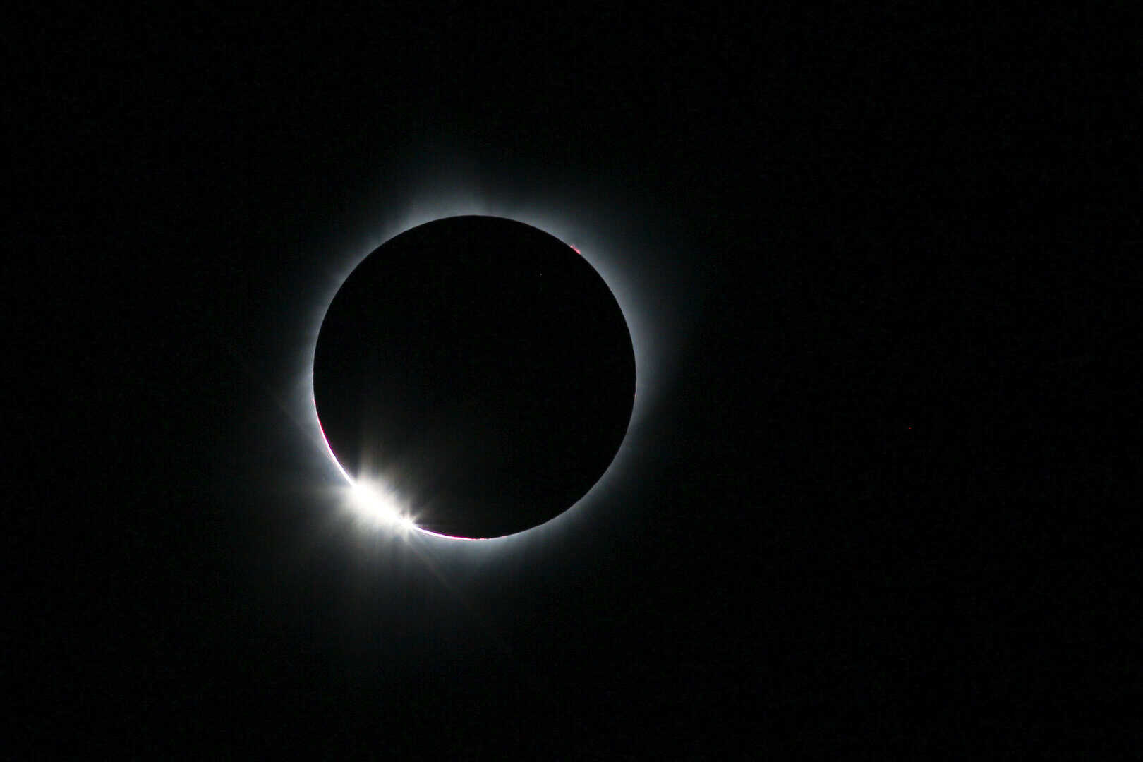 L’eclissi solare scatena onde di gravità nascoste. Effetti sorprendenti rilevati nell’atmosfera