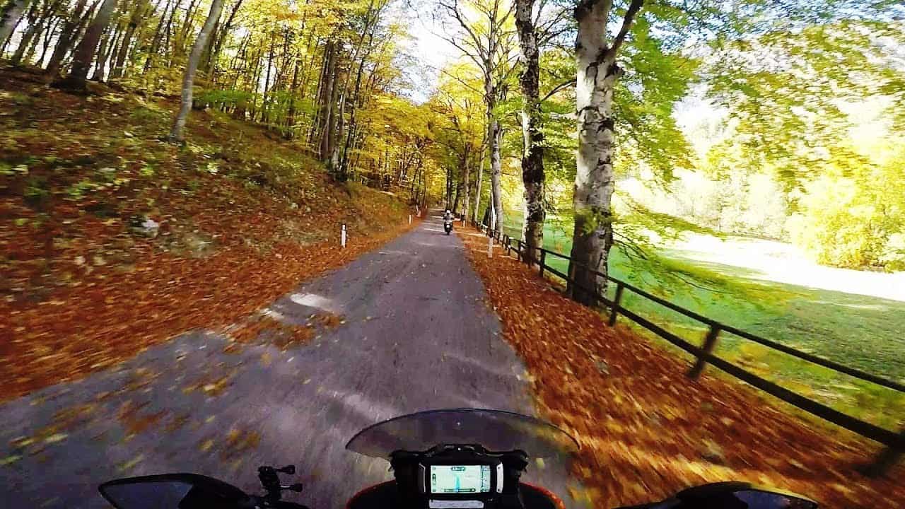 Esplorando il foliage montano del Monte Bondone durante il turismo autunnale