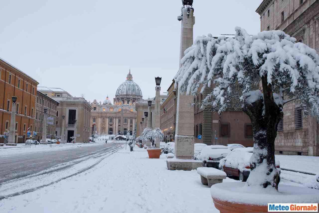 Neve a Roma: fontane ghiacciate e strade imbiancate, il meteo che sorprende 3 neve roma