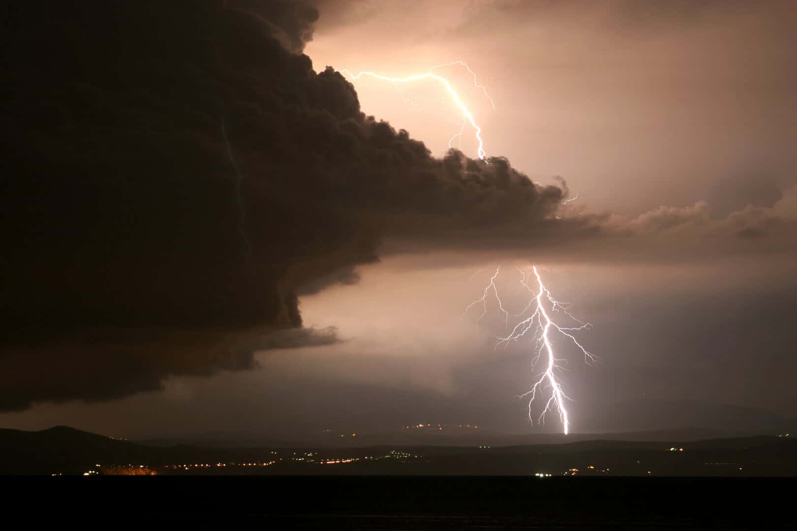 Meteo Sicilia è in allerta rossa. Nubifragi e numerose trombe marine