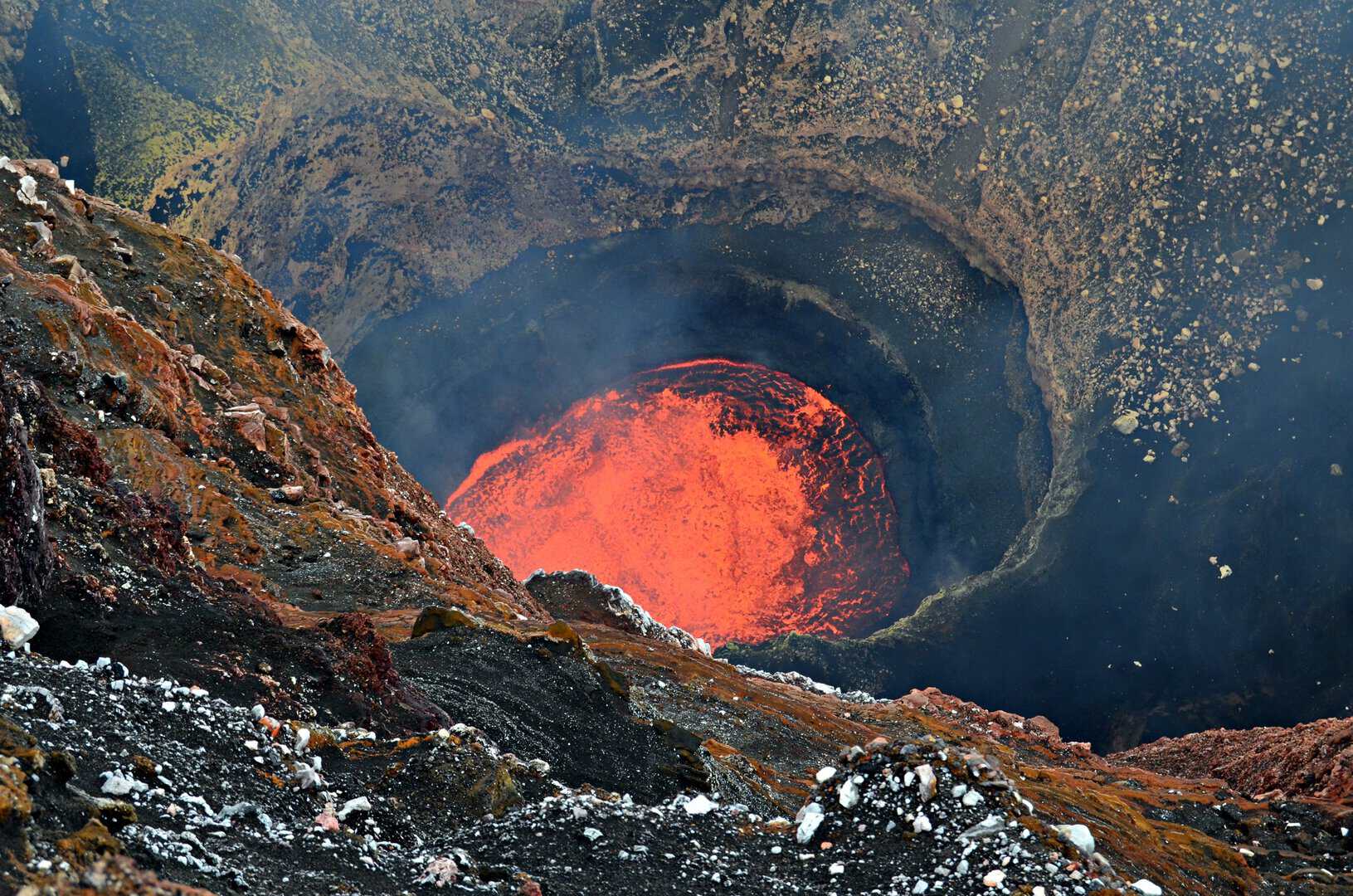Il Monte Ambrym: bellezza e rischio delle sue eruzioni