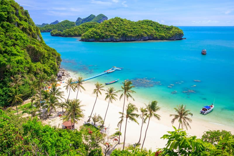 Turismo tra spiagge tropicali e feste serene a Koh Samui