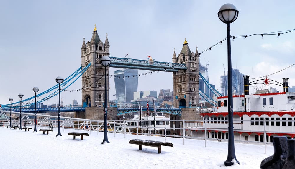Neve a Londra nel Regno Unito: allerta meteo, misure di emergenza.