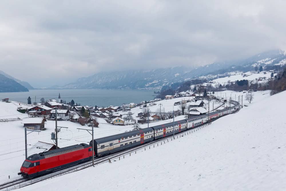 Allerta valanghe dopo la bufera: meteo instabile e neve record sulle Alpi