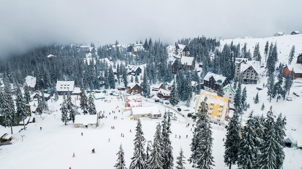 Bufere di neve e venti intensi: allerta meteo in Romania con codice arancione e giallo