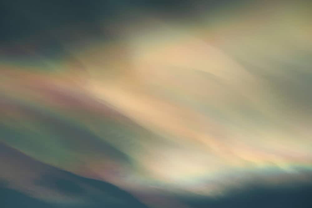 Meteo: spettacolari nuvole madreperlacee illuminano il cielo di Drammen al buio