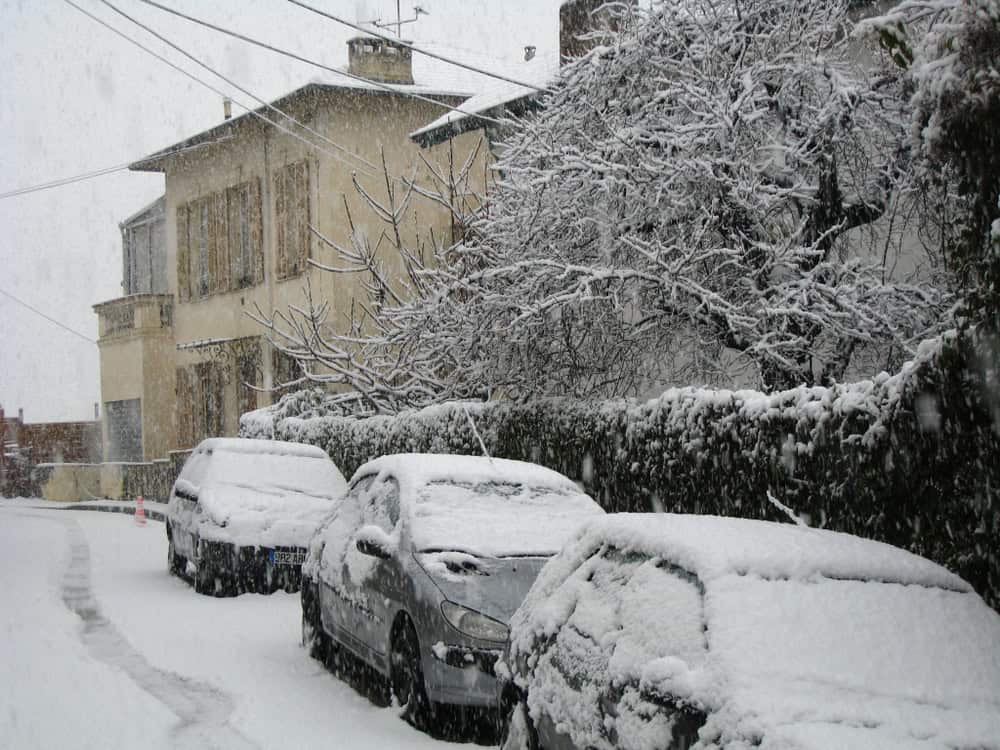 Meteo lunedì: neve in montagna e venti fino a 100 km/h nel Mediterraneo