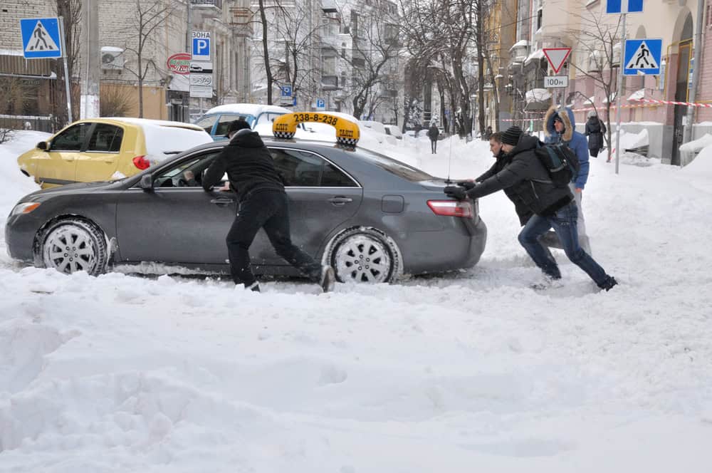 Meteo Salonicco: prime nevicate sulle montagne, paesaggi imbiancati e disagi sulle strade