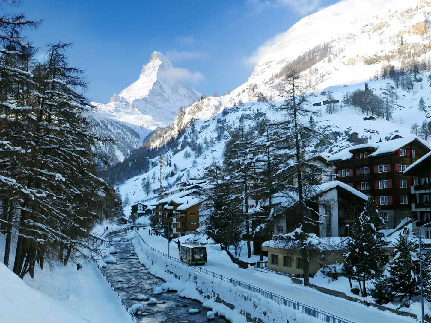 Sport invernali e panorami mozzafiato ai piedi del Cervino 2 dreamstime m 8769295