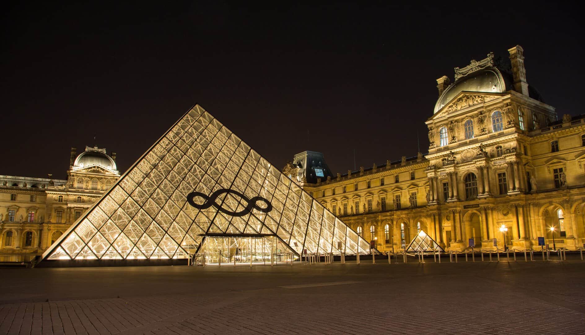 La magia natalizia e il Capodanno lungo Avenue Montaigne a Parigi 2 dreamstime xxl 32214327 scaled