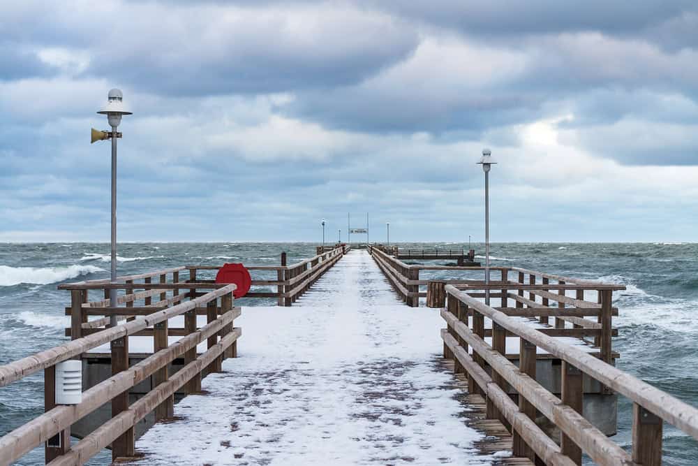 Meteo Mar Baltico: tempesta e onde alte mettono a rischio il molo di Prerow