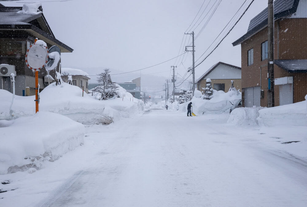 Nevicate sull’Appennino emiliano: disagi e scenari invernali spettacolari