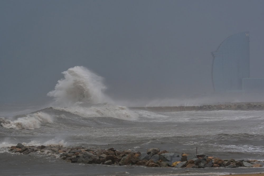 Meteo Barcellona: emergenza attivata per onde fino a 2,5 metri
