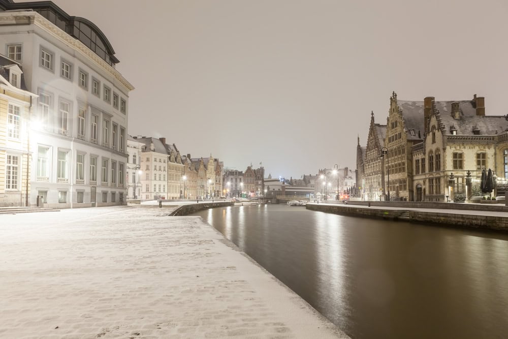Meteo Belgio, neve e irresponsabilità: tracce di pneumatici sulla E313 a Bilzen