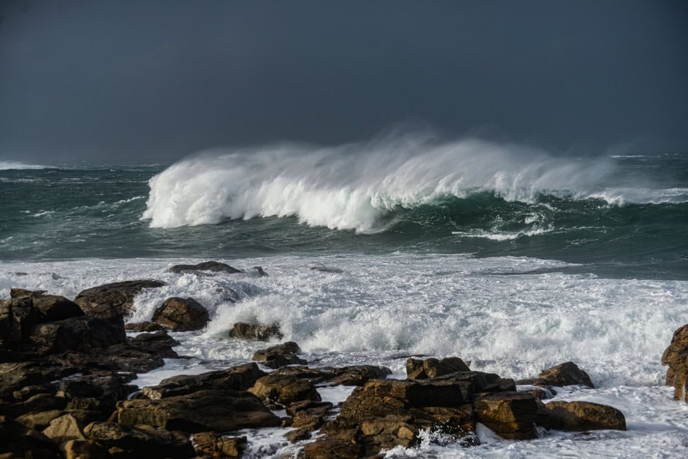 Meteo in Francia: Tempesta venti fino a 130 km/h attesi lunedì, rischio disagi su tutto il Paese